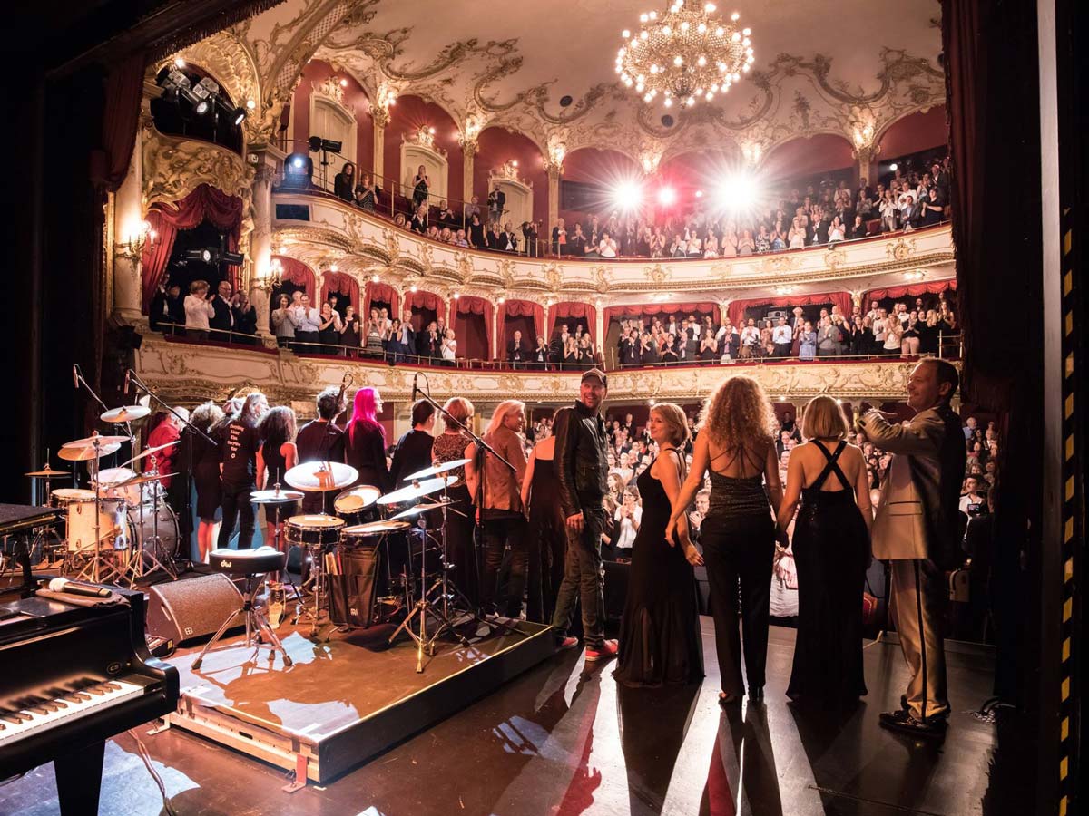 JuliaFischerJules_Live_Stadttheater_Fürth_ThiloWolfBigBand_CarlosReisch_Musikerin_Nürnberg