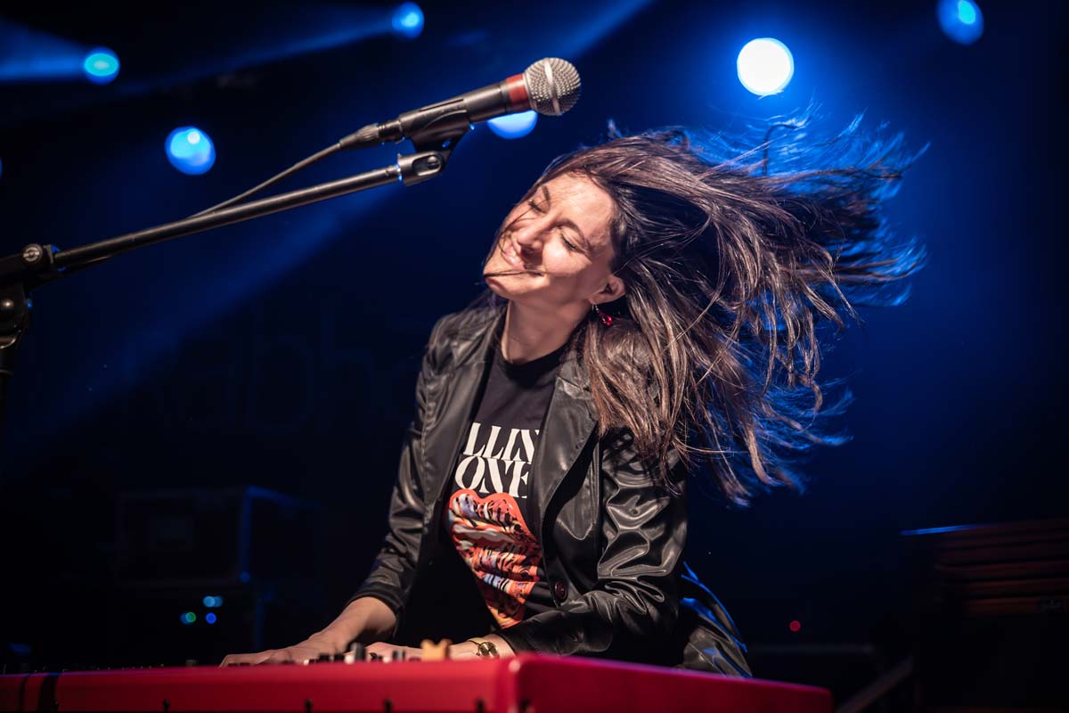 JuliaJulesFischer_Hirsch_Support_KarinRabhansl_Musikerin_Keys_Foto_Bilderbube_