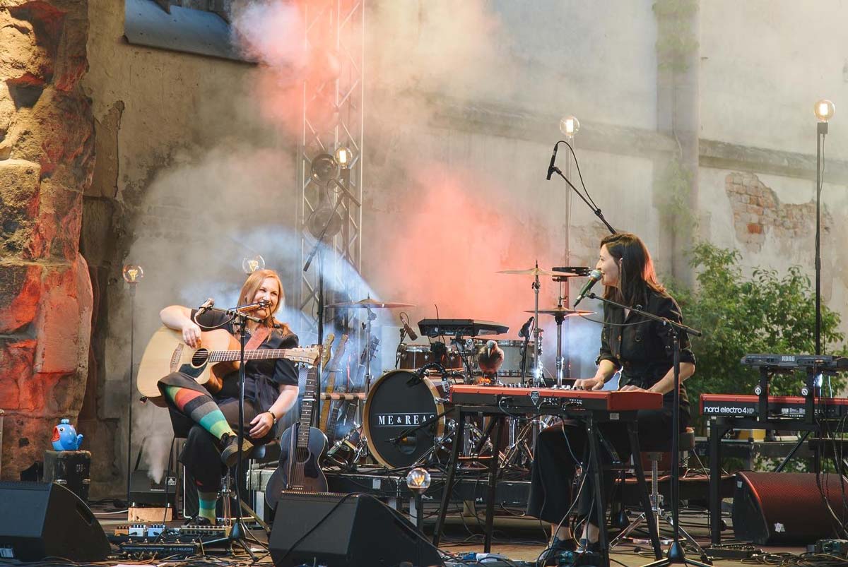 JuliaJulesFischer_Live_Katharinenruine_FischerundRabe_Musikerin_Nürnberg