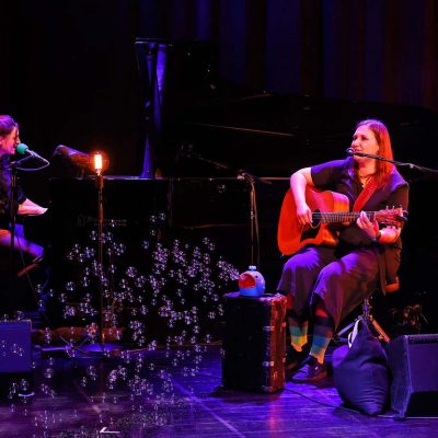 JuliaJulesFischer_Fischer&Rabe_Tafelhalle_Musikerin_Pianistin_Sing-in-Gala_seifenblasen